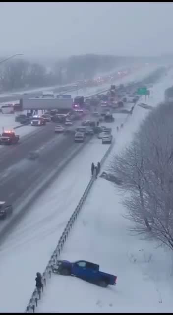 В США после снегопада ледовое побоище из полсотни машин