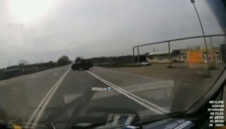 Крепкий боковой на скорости 100 км/ч