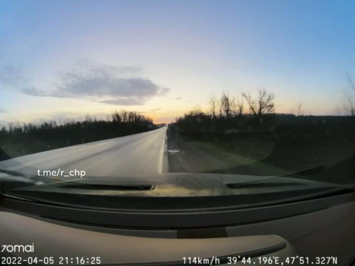 "Я смог остановиться со скорости 120 км/ч, а дедушка не смог остановится на первой передаче", - пишет автор видео