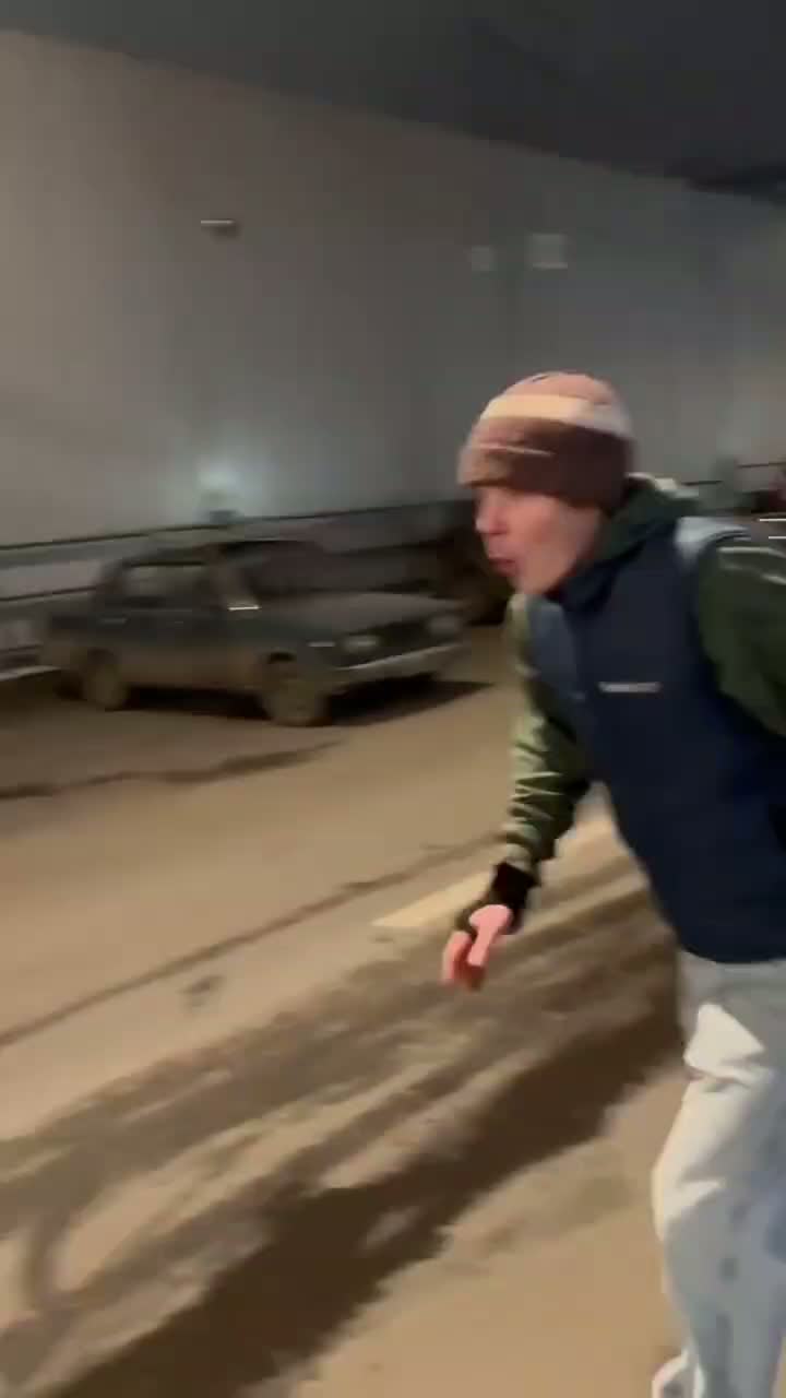 Мощно подставил курьера