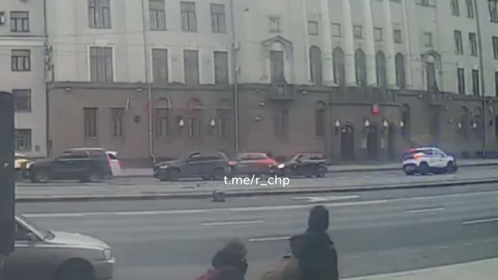 Вчера днем на Краснопрудной улице в центре Москвы летевшие по трамвайным путям полицейские сбили курьера на электровелосипеде