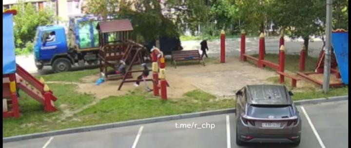 Год принудительных работ - такое наказание назначил суд 65-летнему водителю мусоровоза, который в конце минувшего августа насмерть сбил во Владимире 87-летнюю пенсионерку