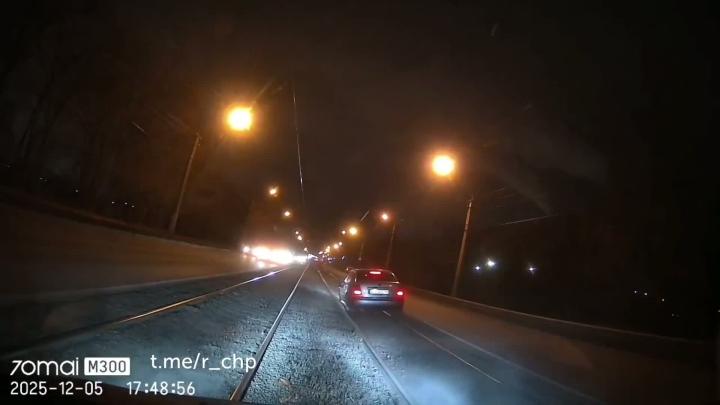 "А мы пойдем с тобой, погуляем по трамвайным рельсам…"