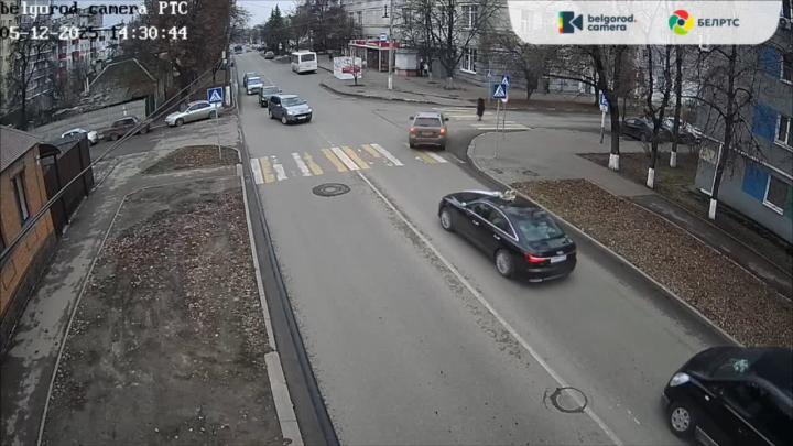 В Белгороде водитель "Camry", пренебрегая правилами и здравым смыслом, совершил разворот из остановочного кармана