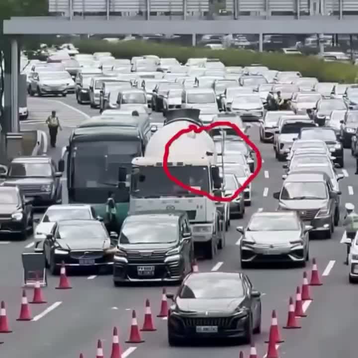 Дорожный контроль в Китае пытается словить двухколёсного нарушителя, но тот сдаваться не спешит