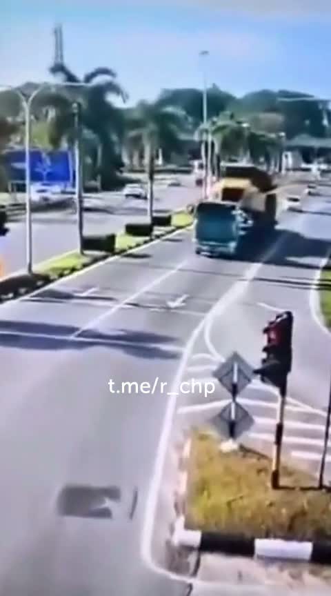 Товарищи перевозчики, крепите груз как положено, а то получится как с Мелинтангом Мамувасом и Тан Гаваном