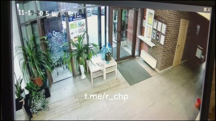 "Живой, немножко крови только потерял", - пишет подписчик, приславший (спасибо) кино неудачного выхода на свежий воздух из подъезда