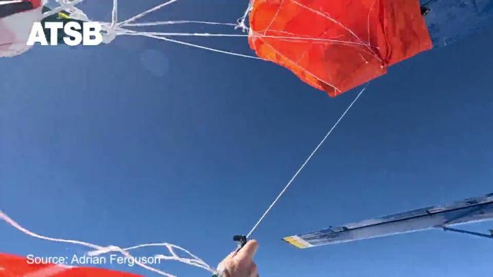 Достойные кадры из австралийского Квинсленда, где утром 20 сентября группа из 16 парашютистов проводила тренировку по созданию фигур (формаций) в небе