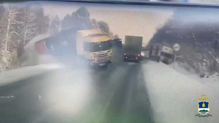 На трассе сошлись две Скании и Вольво