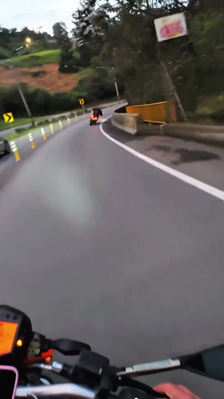 Желание так проходить повороты на серпантинах мгновенно пропадает, когда в одном из крутых поворотов оказывается слой щебня, оставленный компетентным водителем большегруза, который перевозил открытый груз