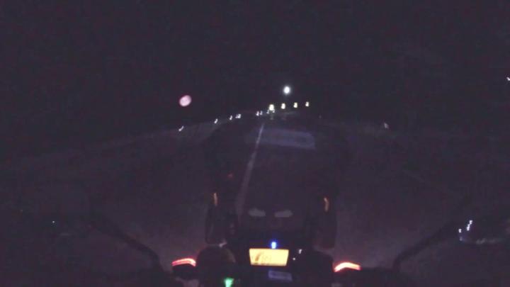 В тему верхнего поста есть материал, но там даже с задранной экспозицией разглядеть засыпанную левую полосу трудно