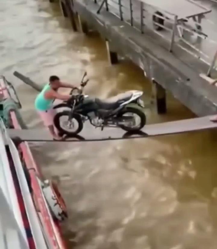 Киданул товарища, а тот не смог удержать мотоцикл