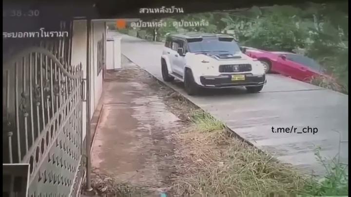 "Прекрасная лаосская женщина также отправилась навестить свою прабабушку", - перевод с лаосского