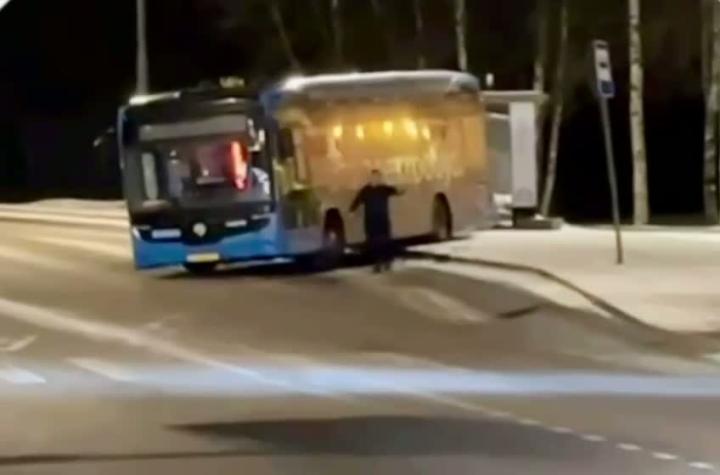 Электробус покатился по своим делам, но водитель как истинный профи все это время был рядом с ним