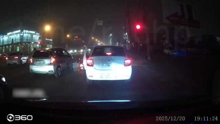 В Краснодаре водитель лёгким движением руки отправил курьера в больницу