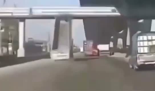 В Тайланде грузовик демонтировал пешеходный мост