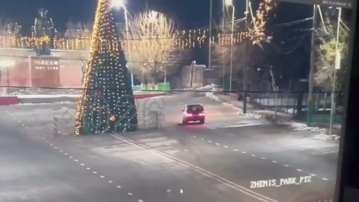 В Казахстане водитель Жигулей срубил елочку под самый корешок