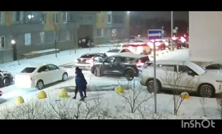 Водительницу Рено Сценик взбесило, что ее никто не пропускает по помехе справа на дворовой территории и она пошла на таран Фольксваген Поло