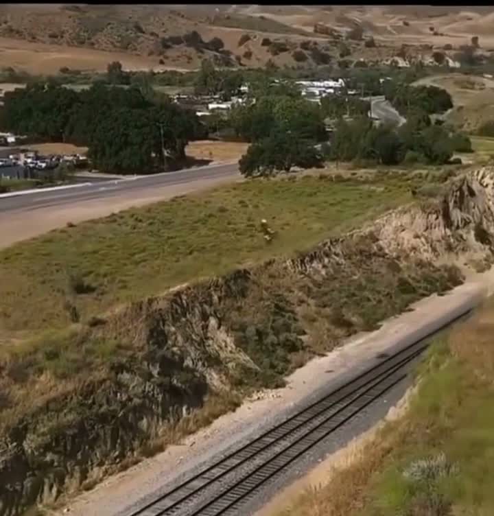 В США мотоциклист так сильно хотел сбежать от копов, что выполнил трюк в стиле ГТА