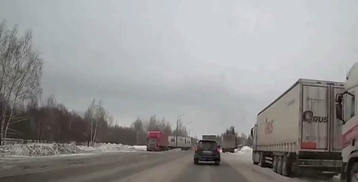 В промзоне Нижнекамска произошло жёсткое столкновение двух фур