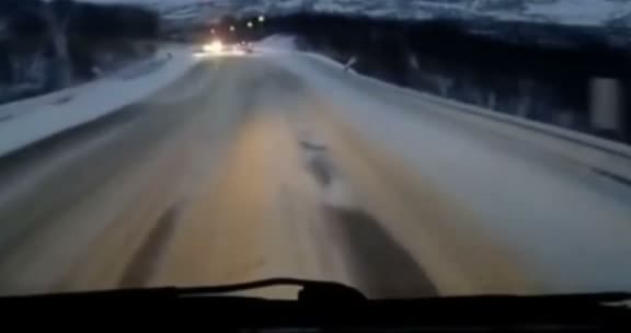 Впереди едущему прям повезло, а регу прилетело на все деньги