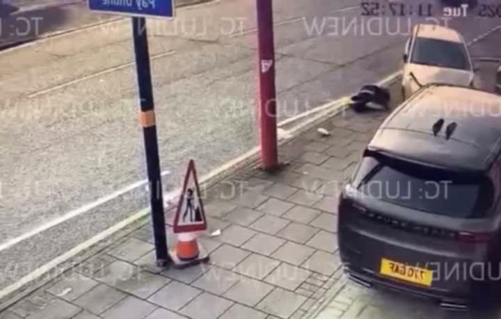 В Англии мужчина случайно сбил женатую пару