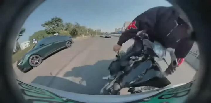 В Китае челик на мопеде поссорился с водителем автомобиля и хотел пнуть тачку в дверь с ноги