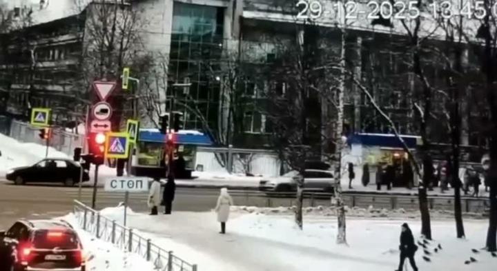 В Архангельске на регулируемом перекрёстке произошло ДТП с участием пешеходов