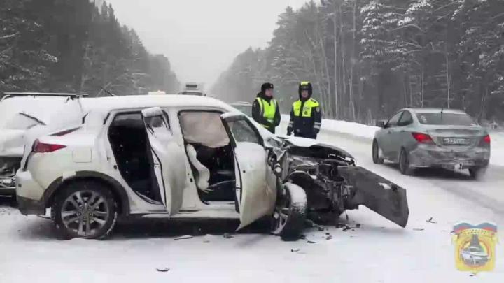 Вчера днем на трассе "Иртыш" под Курганом водитель Chevrolet Lanos с тремя детьми в салоне пошел на обгон и врезался в Nissan Juke, а тот зацепил "Калину"