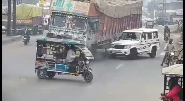 В Индии водитель внедорожника опасно подрезал фуру — столкновение оказалось смертельным, выжить ему не удалось