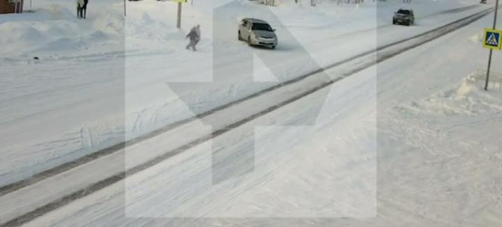 Автолюбитель на внедорожнике влетел в двоих детей в Красноярском крае