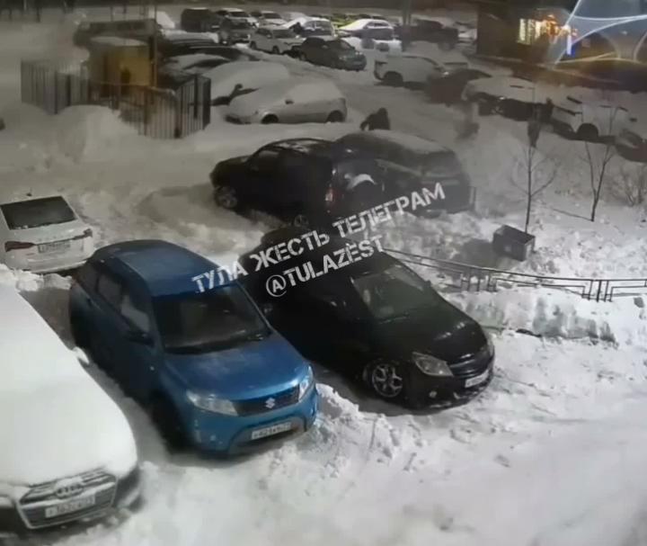 В Туле автомобилисты развязали войну за парковочное место