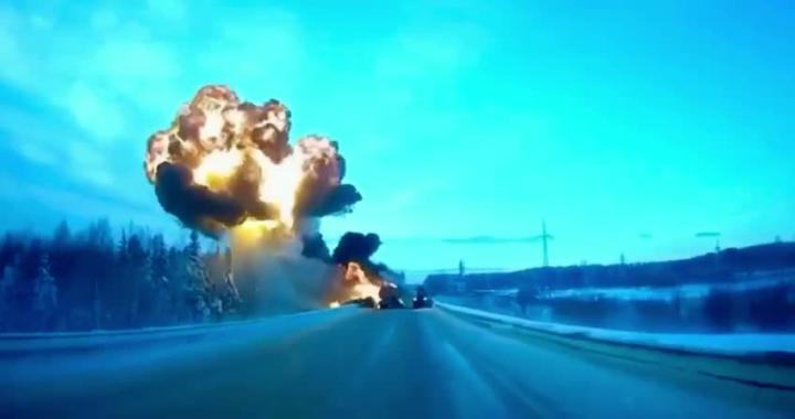 Под Нефтеюганском столкнулись большегруз и бензовоз