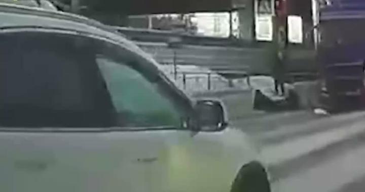 В Новосибирске группа пешеходов шагнула прямо под фуру