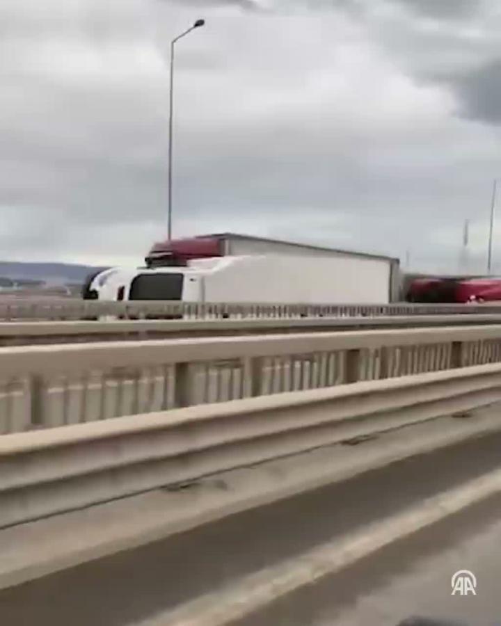 В турецкой провинции Коджаэли разгул стихии привел к серьезным инцидентам на дорогах