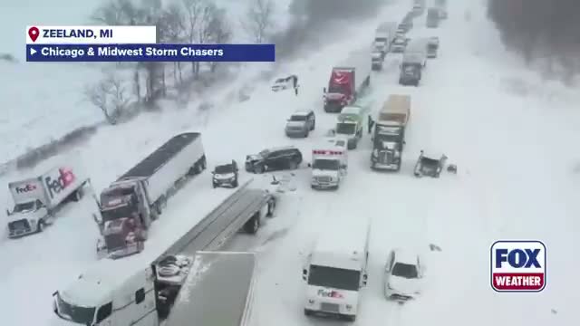 Кадры, снятые с дрона, запечатлели масштабную аварию с участием более 100 автомобилей в Мичигане