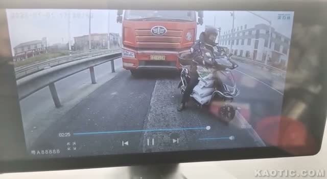 Водитель фуры немного подзабыл, что перед ним остановился мот