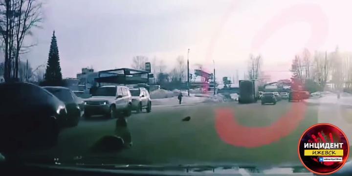 В Ижевске легковой автомобиль сбил девушку, переходившую дорогу в неположенном месте