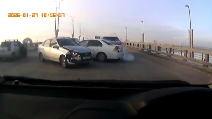 Сегодня утром на Метромосту в Омске произошло два ДТП с участием девяти машин