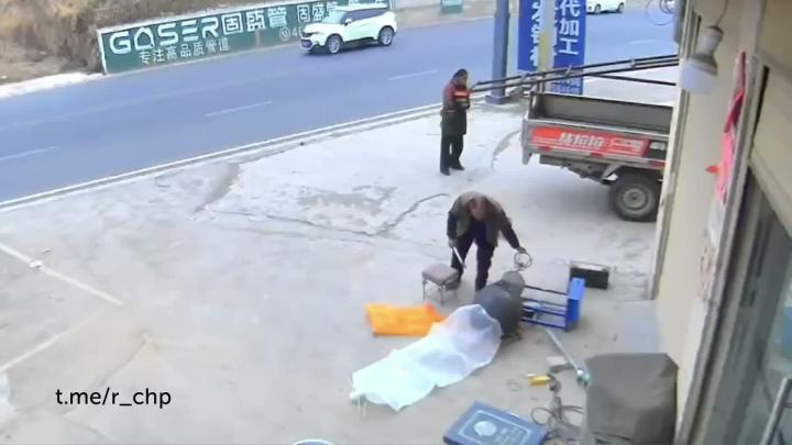 Чем вообще заняты эти деловитые мужчины?