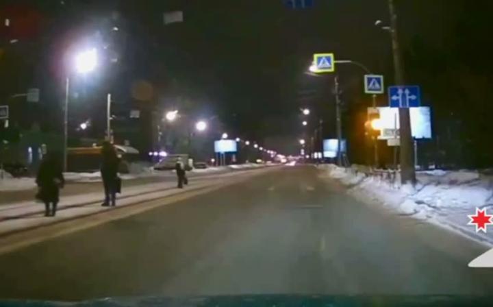 Пешеходный переход, светофор не работает - может скорость сбросить?