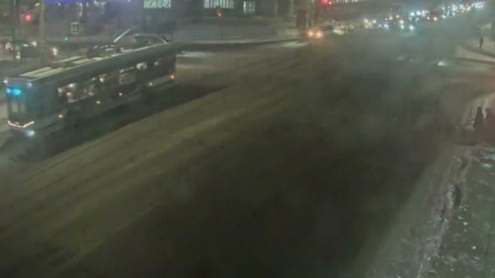 Сегодня утром в Омске водитель троллейбуса "выехал на перекресток на запрещающий сигнал светофора и допустил наезд на мальчика 2014 г