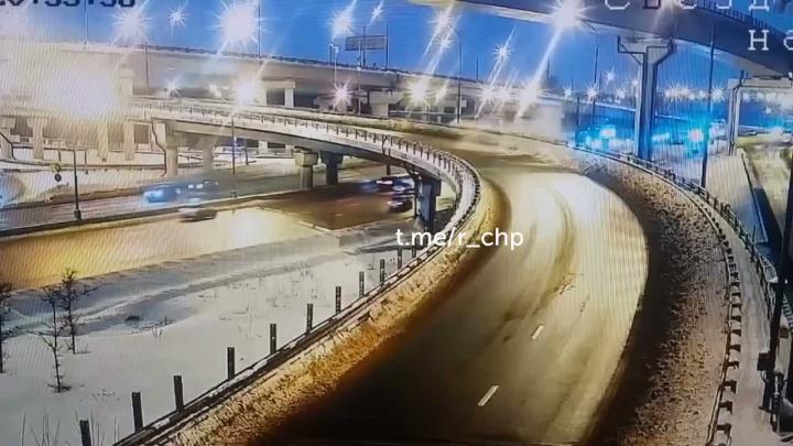 Накануне поздно вечером на 77-м километре МКАД (в районе пересечения с М-11) с эстакады нырнул Mercedes-Benz