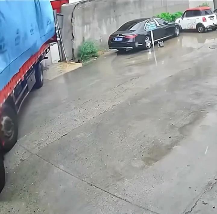 Забор совсем не держит удар ‍