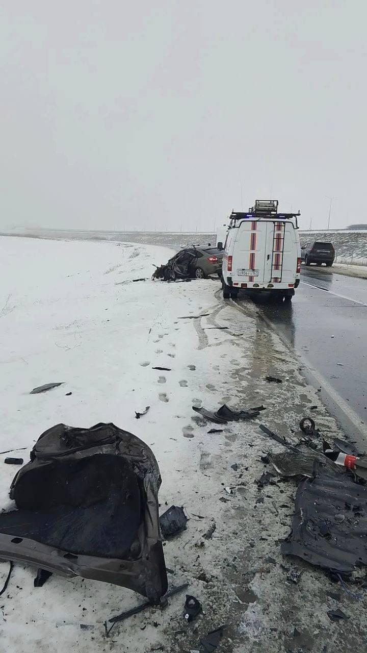 Вчера днем под Аксаем (Ростовская область) 53-летний владелец "Гранты", как гласит сводка, не справился с управлением на закруглении дороги