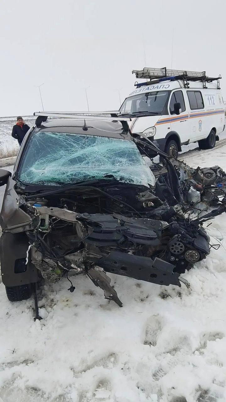 Вчера днем под Аксаем (Ростовская область) 53-летний владелец "Гранты", как гласит сводка, не справился с управлением на закруглении дороги