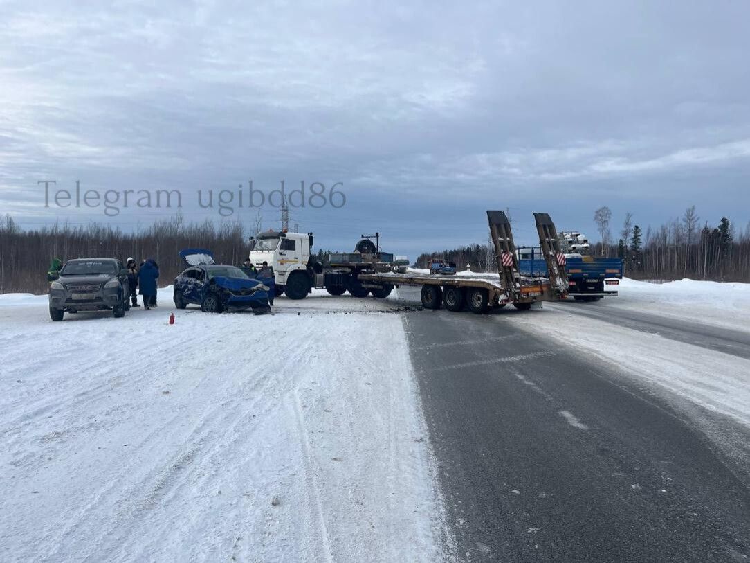 Утром 16 февраля под Нефтеюганском, как извещает нас сводка, "39-летний водитель Renault не справился с управлением, выехал на полосу встречного движения, где допустил столкновение с т/с КамАЗ под управлением 46-летнего мужчины"