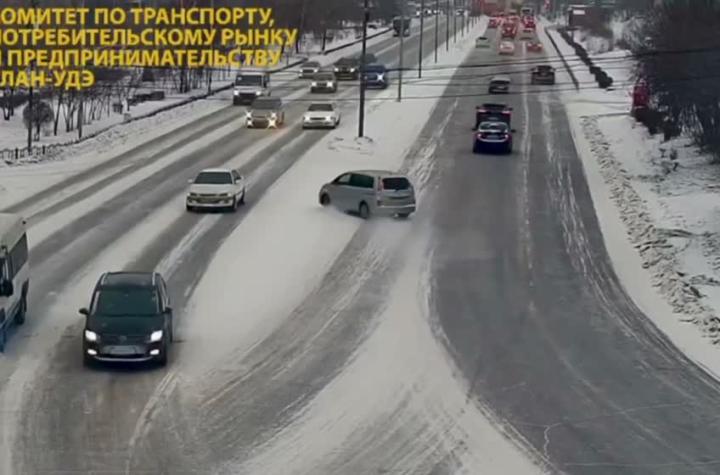 В Улан-Удэ машину занесло на встречку на скользкой дороге