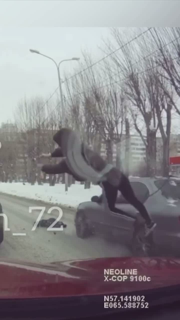 В Тюмени мама с ребенком решила срезать маршрут, до перехода не дошла 50 метров