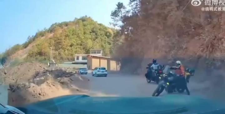 Мадам перепутала клавиши и вместо тормоза, дала по газам